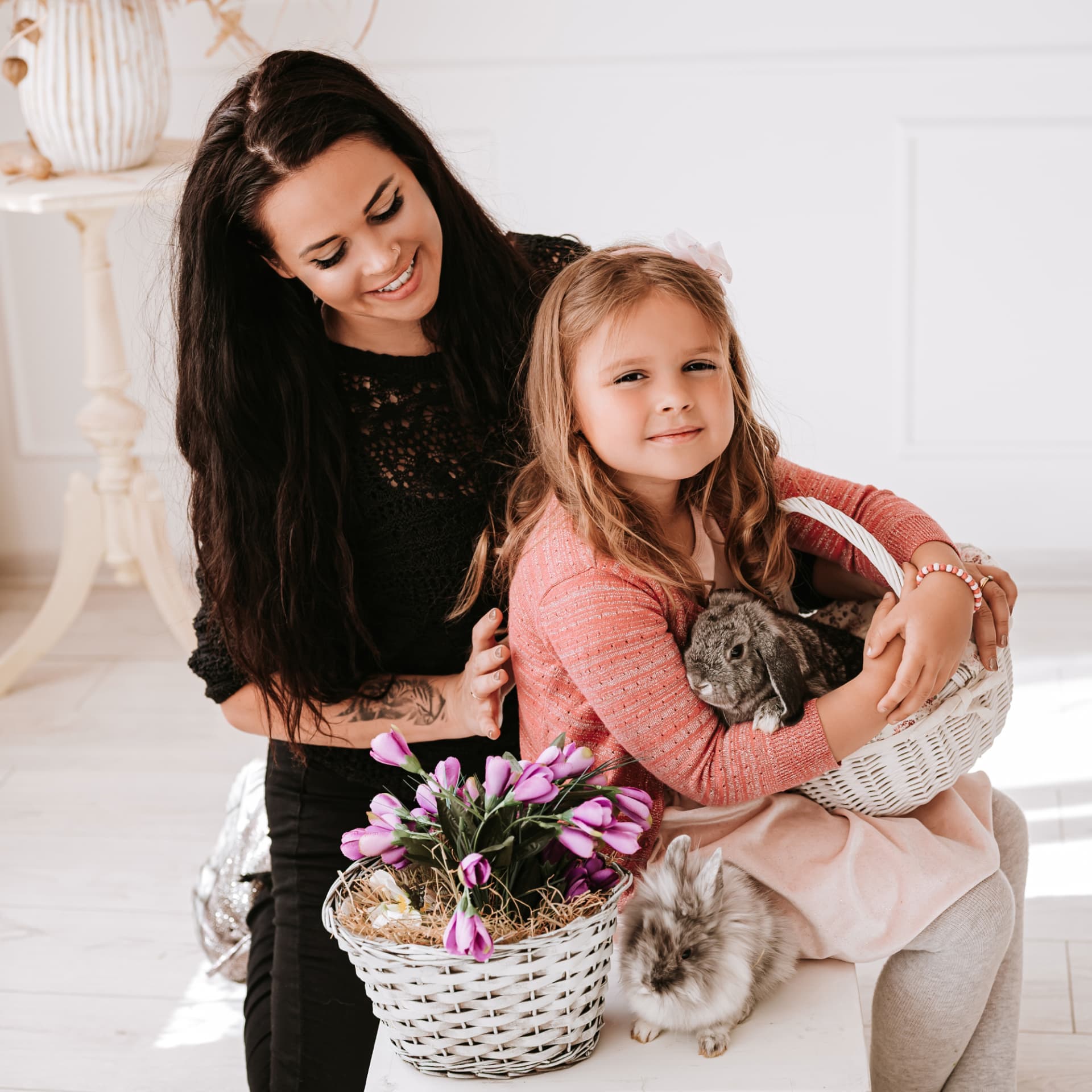 Pasakų autorė Evelina Čiurlionė su dukryte Elija